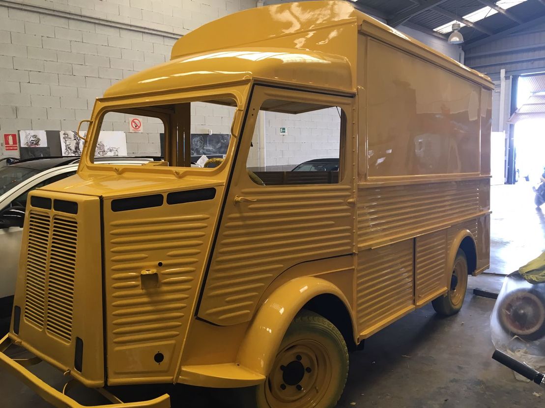Camión pintado de dorado